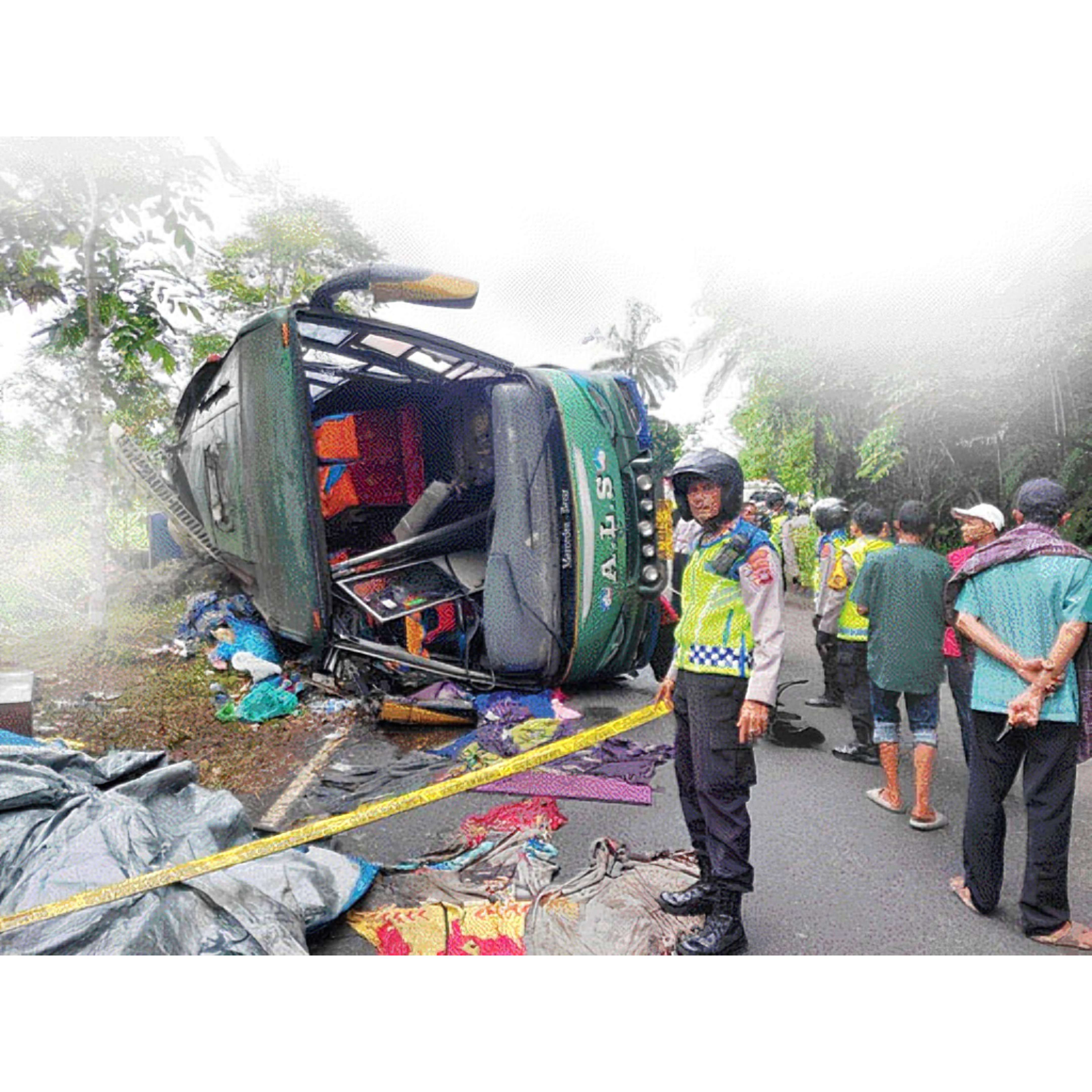 TELAN KORBAN: Kondisi bus ALS saat mengalami kecelakaan di Jalan Karak Pipia, Jorong Nyiur, Nagari Malalak Selatan, Kecamatan Malalak, Kabupaten Agam, Senin (15/4) sore.(DOK ZURWARDI NURSAL)