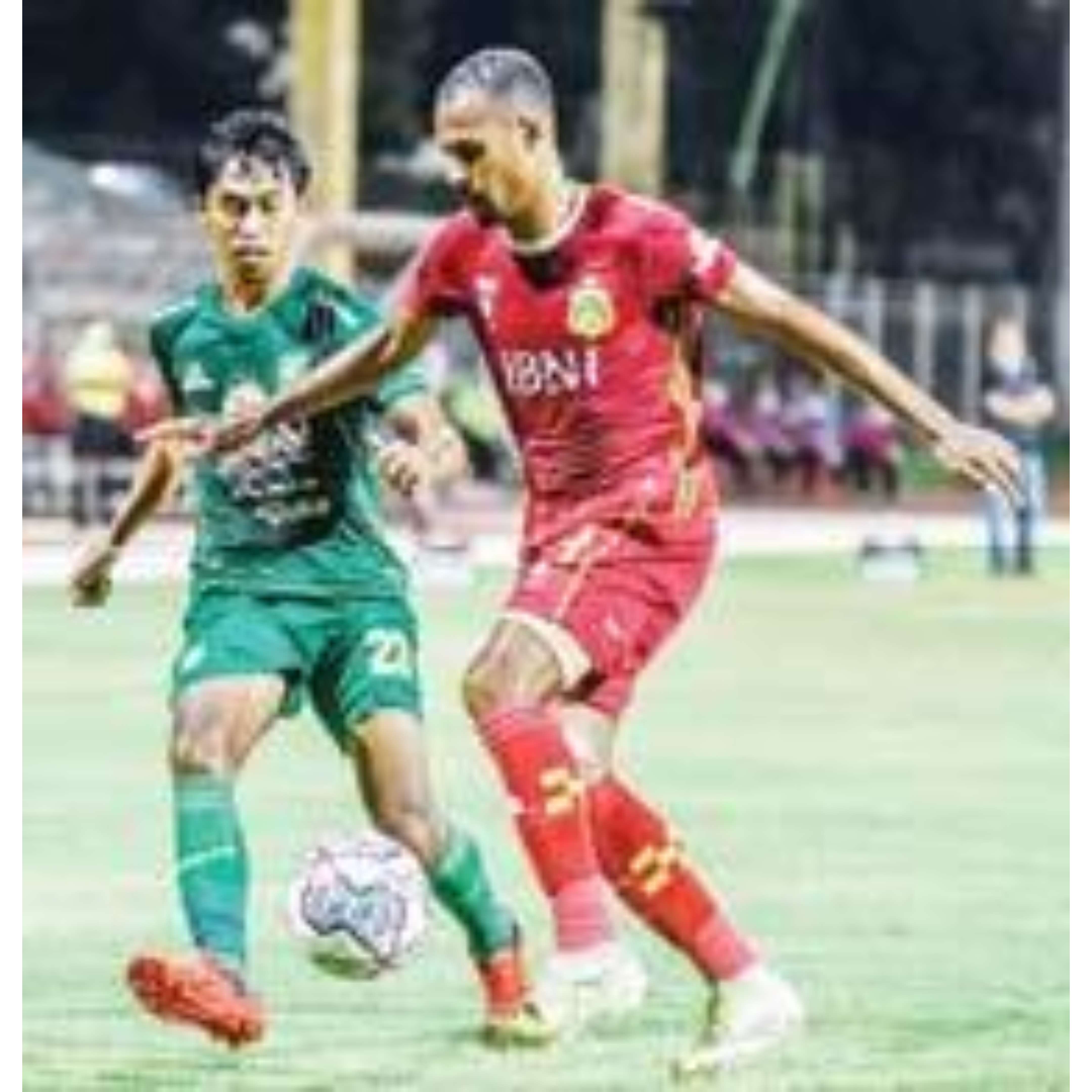 BERSAING KETAT: Pemain Persebaya Ady Setiawan (hijau) berebut bola dengan pemain Bhayangkara FC, Ruben Sanadi, di salah satu pertandingan beberapa waktu lalu.(PERSEBAYA)