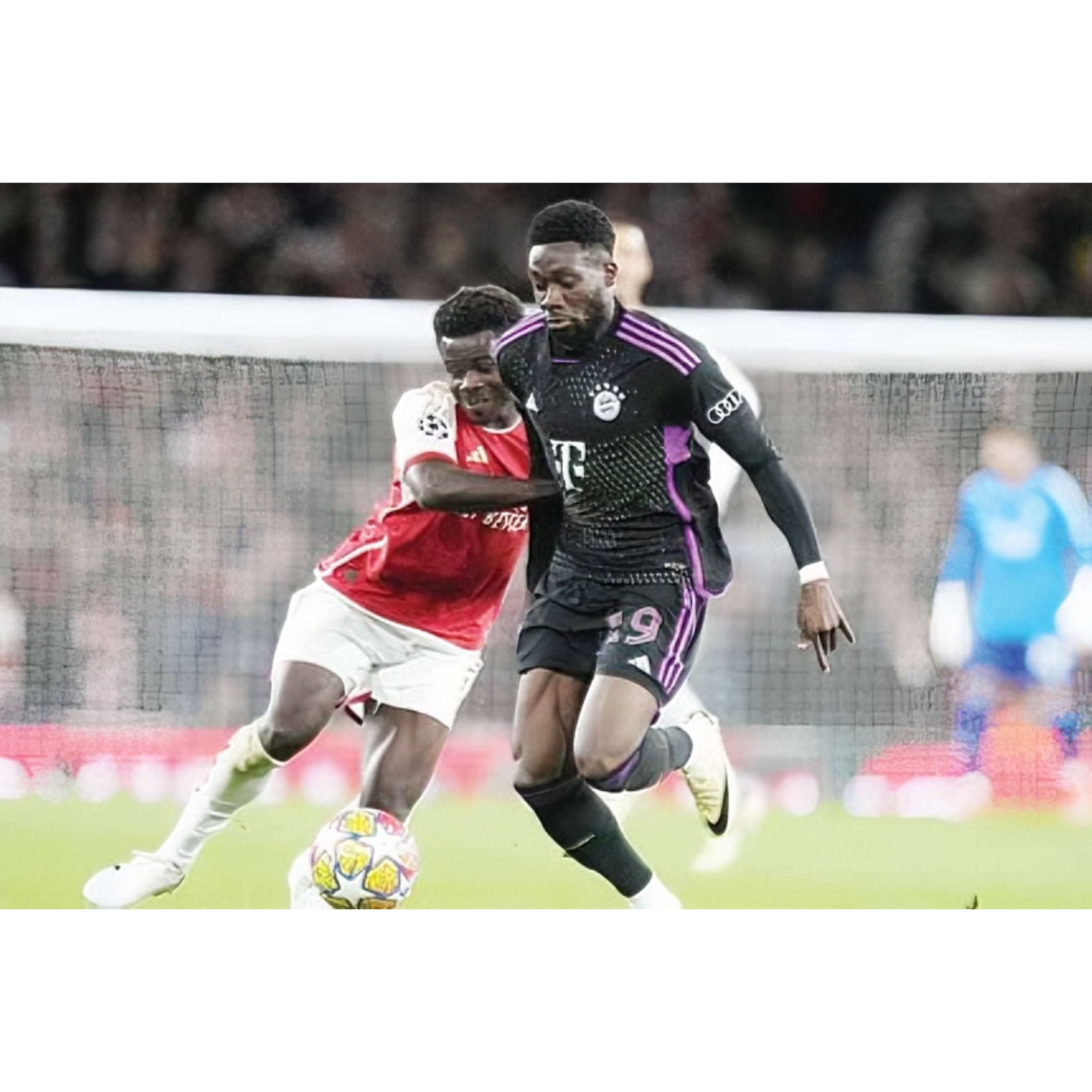 SENGIT: Bukayo Saka mencoba merebut bola dari kaki Alphonso Davies di laga Arsenal vs Bayern Munchen, Rabu (10/4).(ARSENAL PICS)
