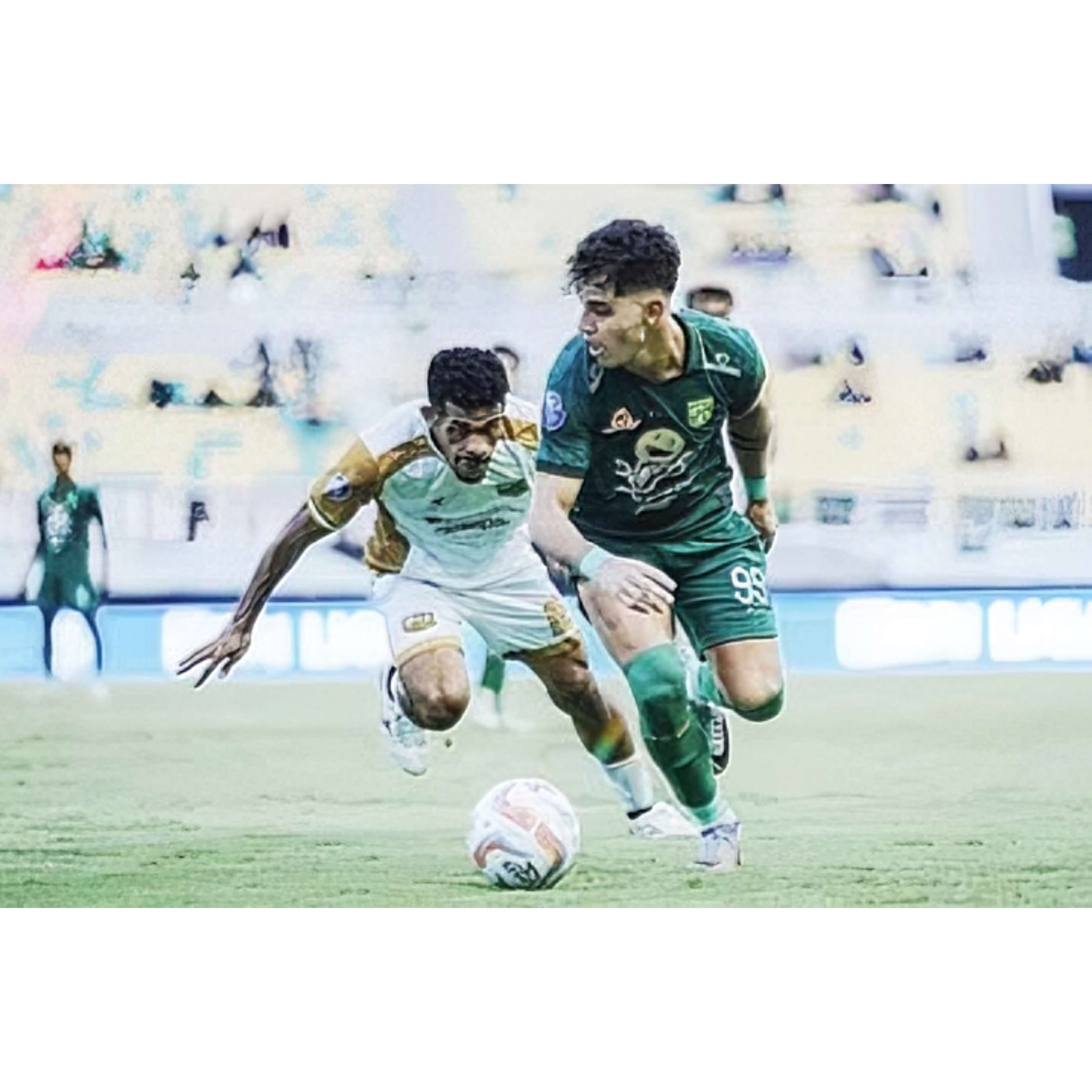 BOBOL GAWANG MANTAN: Ricky Kambuaya (kiri) menunjukkan kualitasnya dengan mencetak gol ke gawang mantan klubnya, Persebaya Surabaya.(PERSEBAYA SURABAYA)
