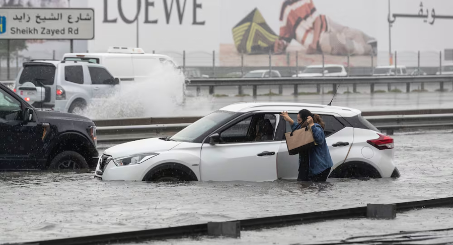 Curah hujan tertinggi di UEA memicu banjir yang merendam jalan raya, rumah, pusat perbelanjaan hingga Bandara Internasional Dubai. (Foto: The National News)