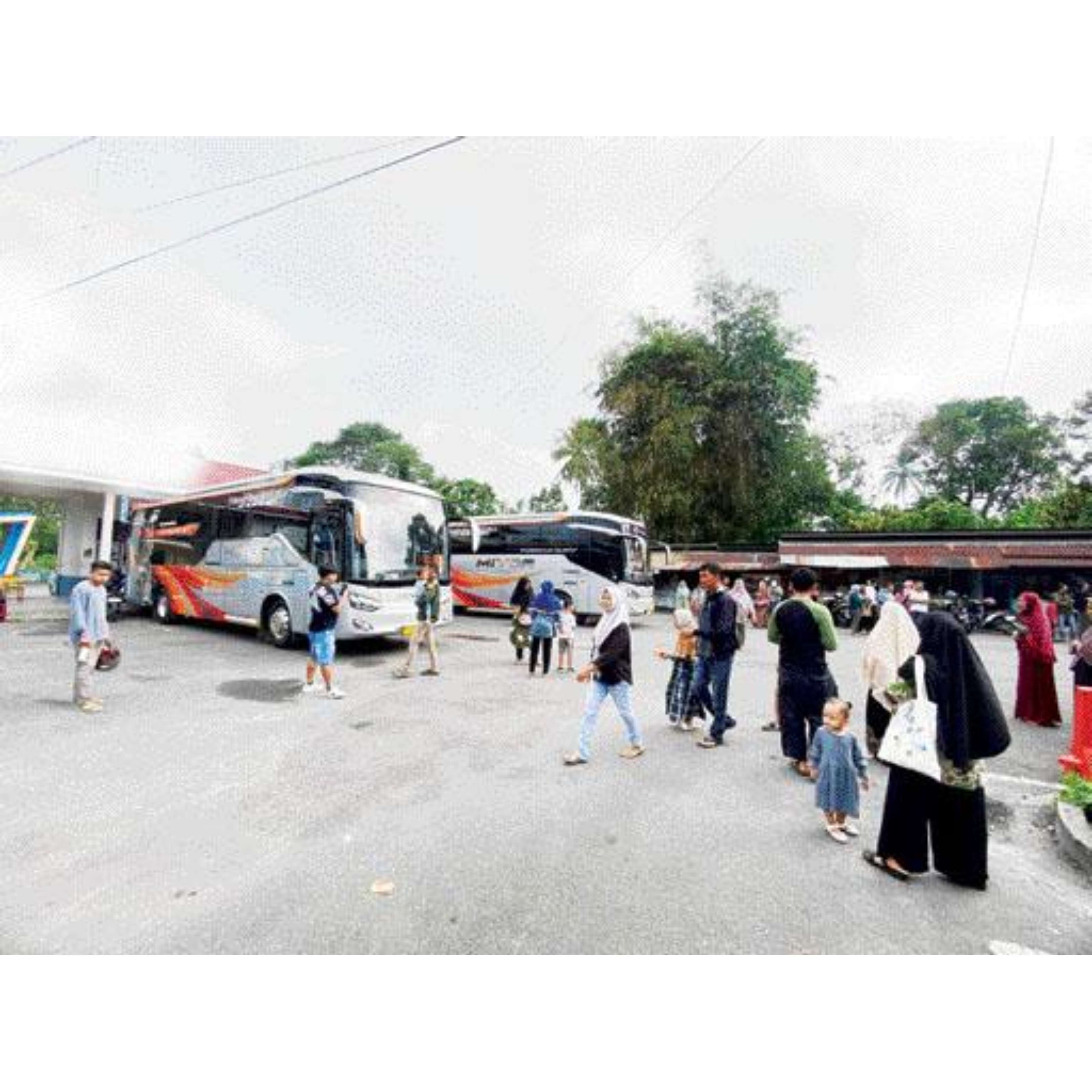 PADAT: Sejumlah warga Kota Payakumbuh mengantarkan keluarga di Terminal Koto Nan Ampek Kota Payakumbuh, kemarin.(SY RIDWAN/ PADEK)