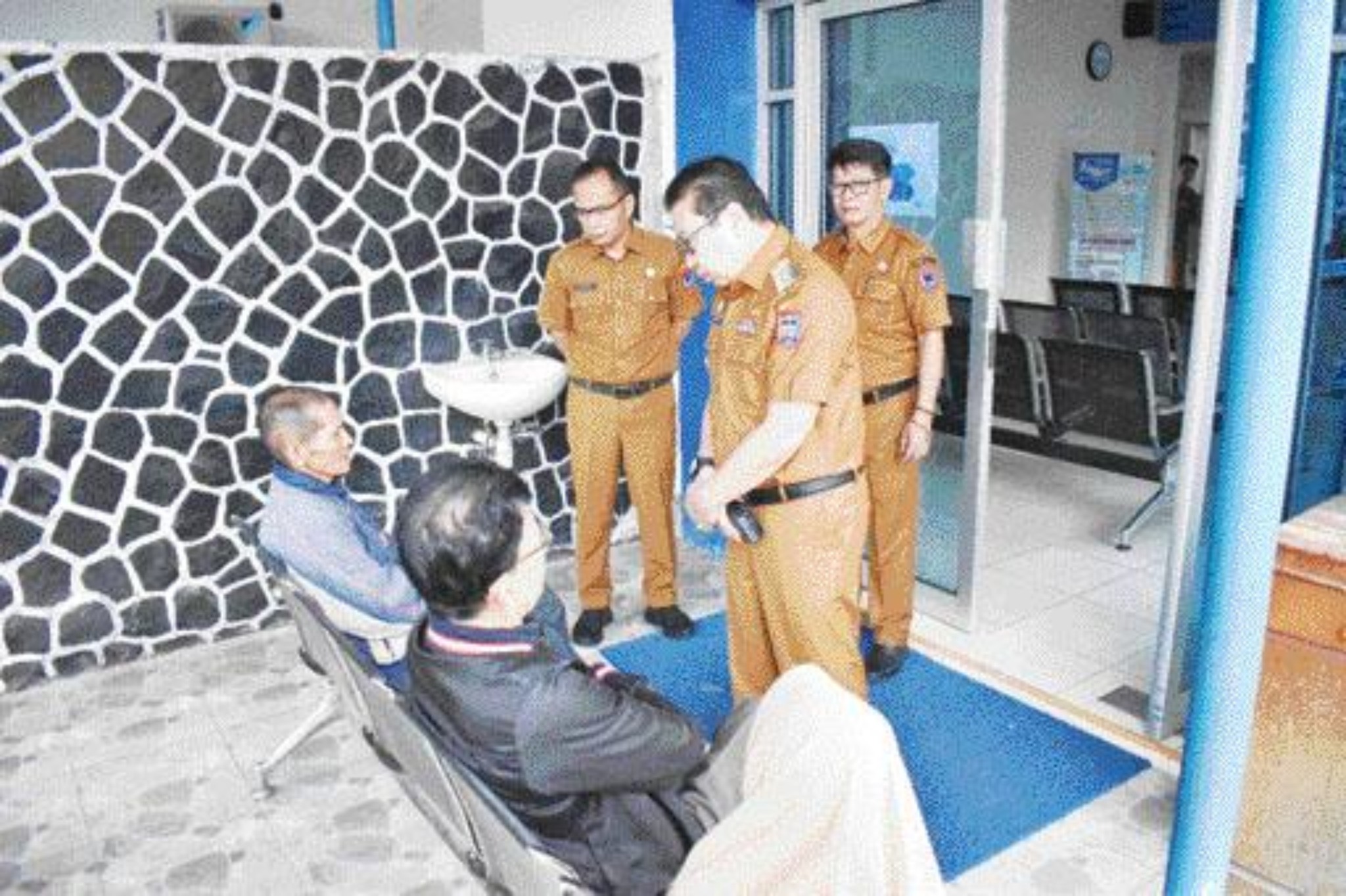 HARUS PRIMA: Pj Wako Payakumbuh memastikan pelayanan masyarakat di PAM Tigo Payakumbuh saat sidak, Selasa (16/4).(PEMKO PAYAKUMBUH UNTUK PADEK)