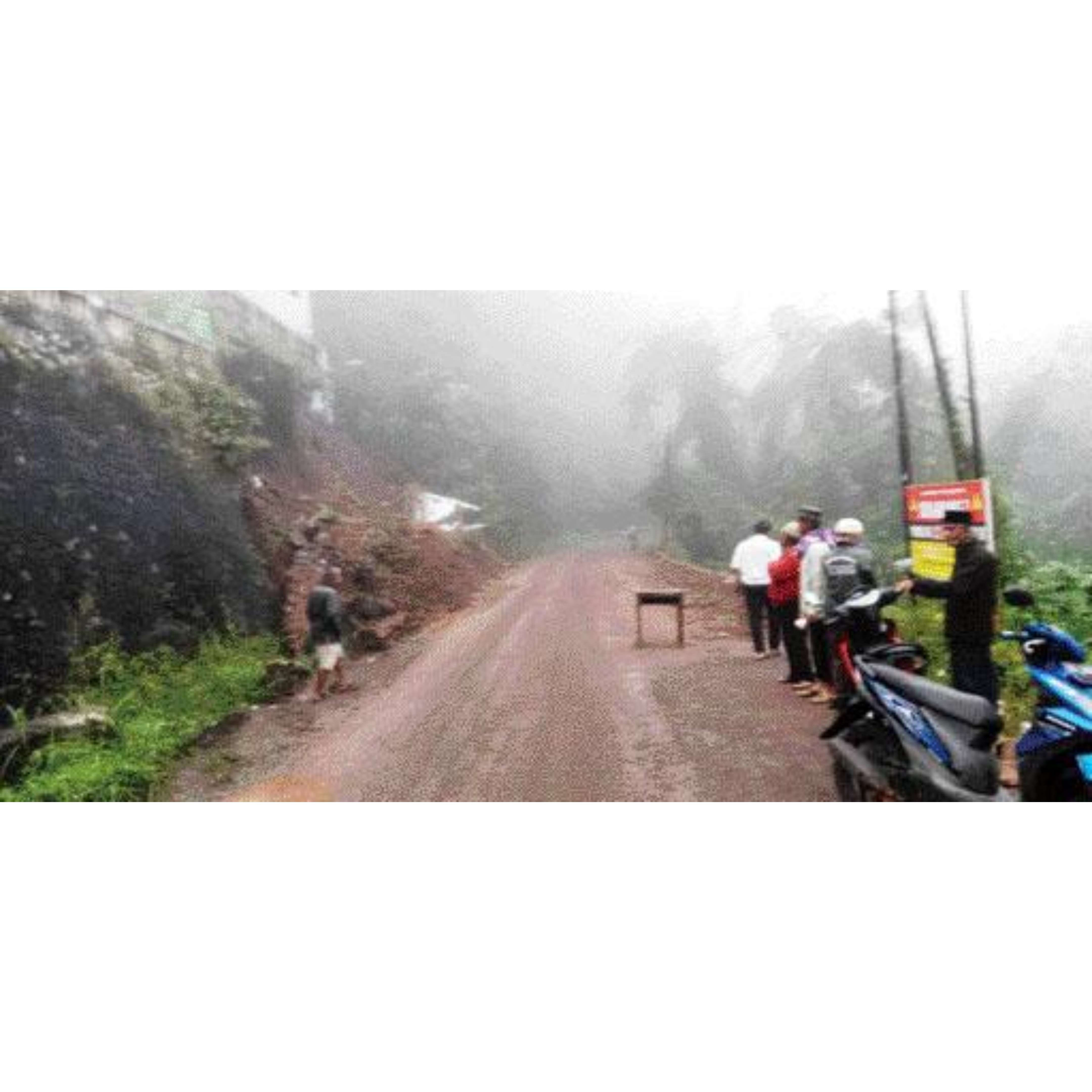 SUDAH BISA LALUI: Jalan provinsi yang menghubungkan Lintau-Payakumbuh sudah bisa dilalui kendaraan, kemarin. Jalan ini kembali normal setelah dilakukan pembersihan pada Selasa (16/4).(NANDA/PADEK)