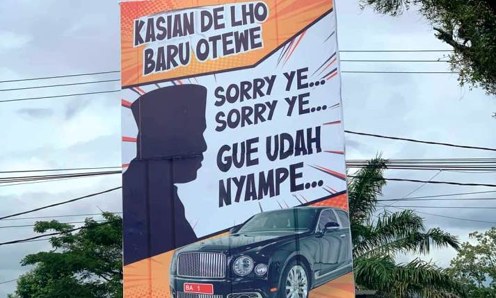 Sebuah baliho terpasang di pinggir jalan depan Pangeran Beach Hotel Padang dengan sindiran , "Kasian de Lho Baru Otewe".