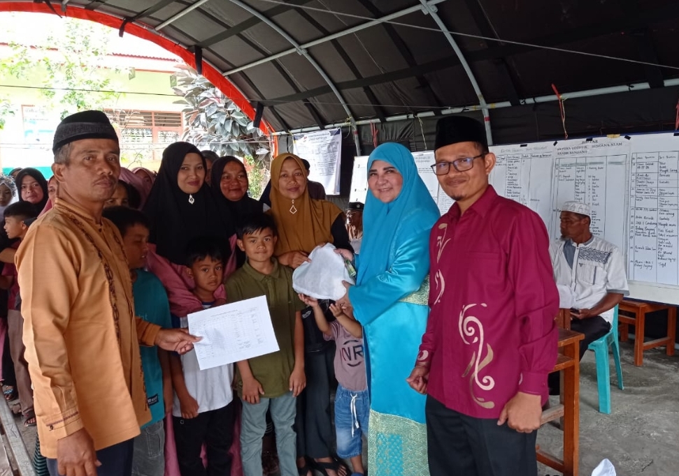 Nevi Zuairina saat mengunjungi posko korban banjir lahar dingin Gunung Marapi di Nagari Bukik Batabuah, Kabupaten Agam.(Foto: Tim NZ)