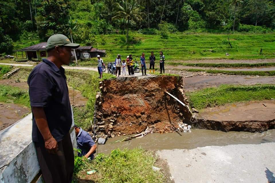 RUSAK: Sejumlah infrastruktur dan lahan pertanian rusak akibat bencana banjir di Tanahdatar beberapa waktu lalu.(NANDA/PADEK)