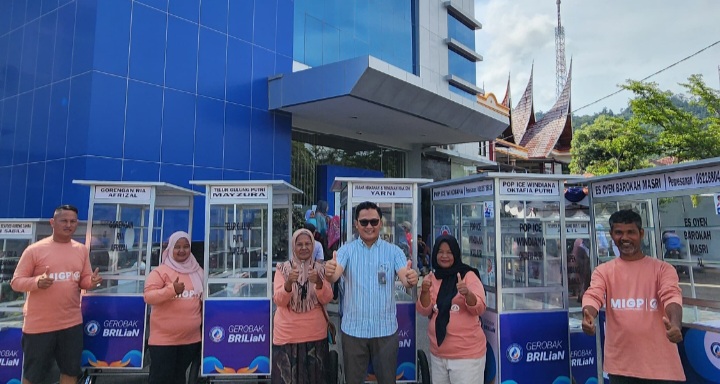 Pinca BRI Painan Alvin Nur Muhammad foto bersama dengan penerima bantuan di halaman Kantor BRI Cabang Painan. (dok Tomi)