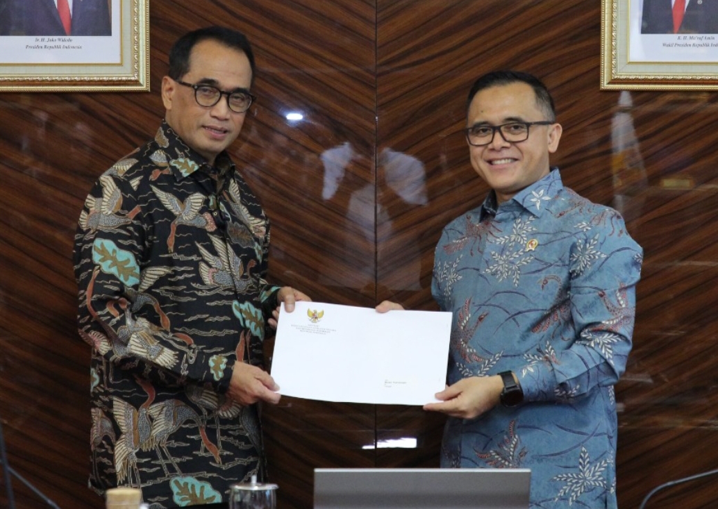 Menteri PANRB Abdullah Azwar Anas menyerahkan Izin Prinsip Formasi ASN Kemenhub Tahun 2024 kepada Menteri Perhubungan Budi Karya Sumadi. (Foto: Humas KemenPANRB)