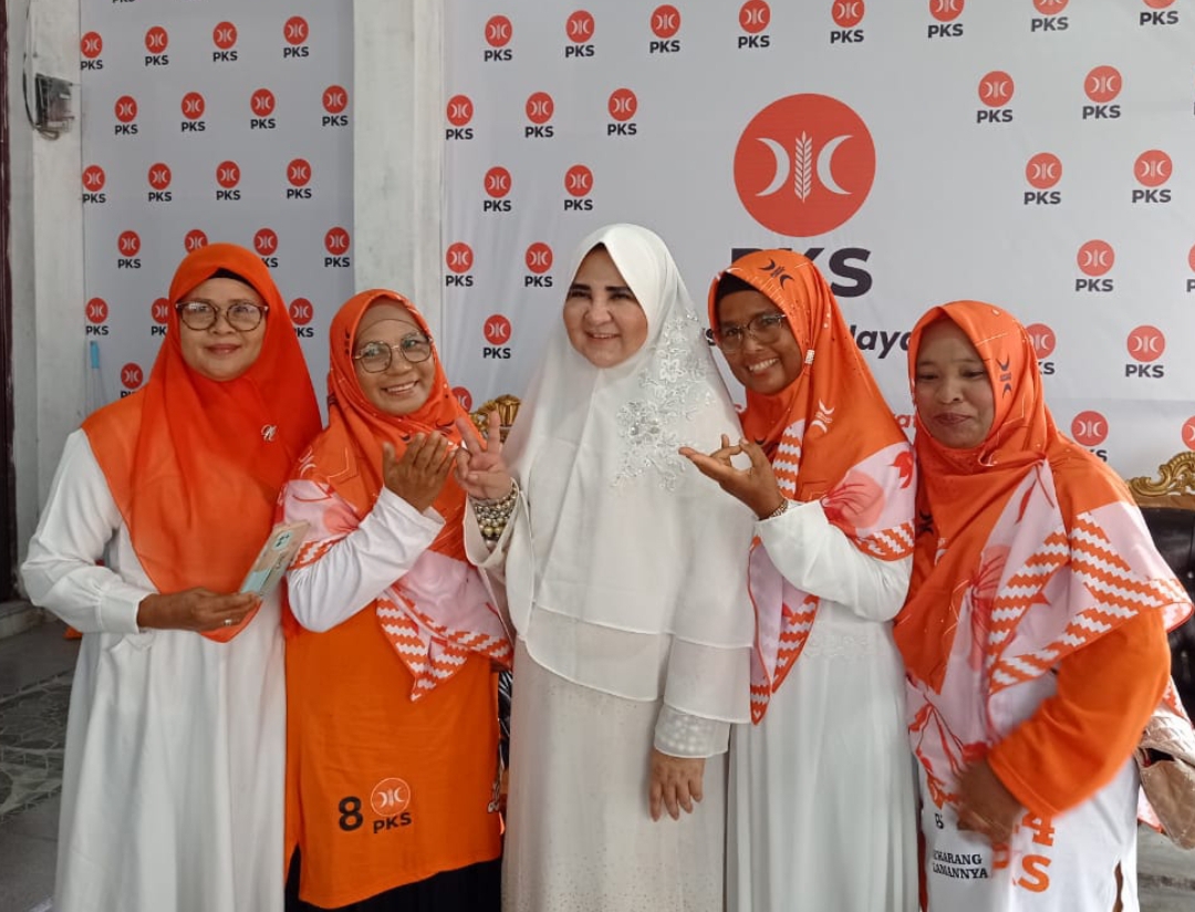 Sejumlah kader perempuan PKS Pariaman foto bersama Nevi Zuairina. (Foto: Tim NZ)