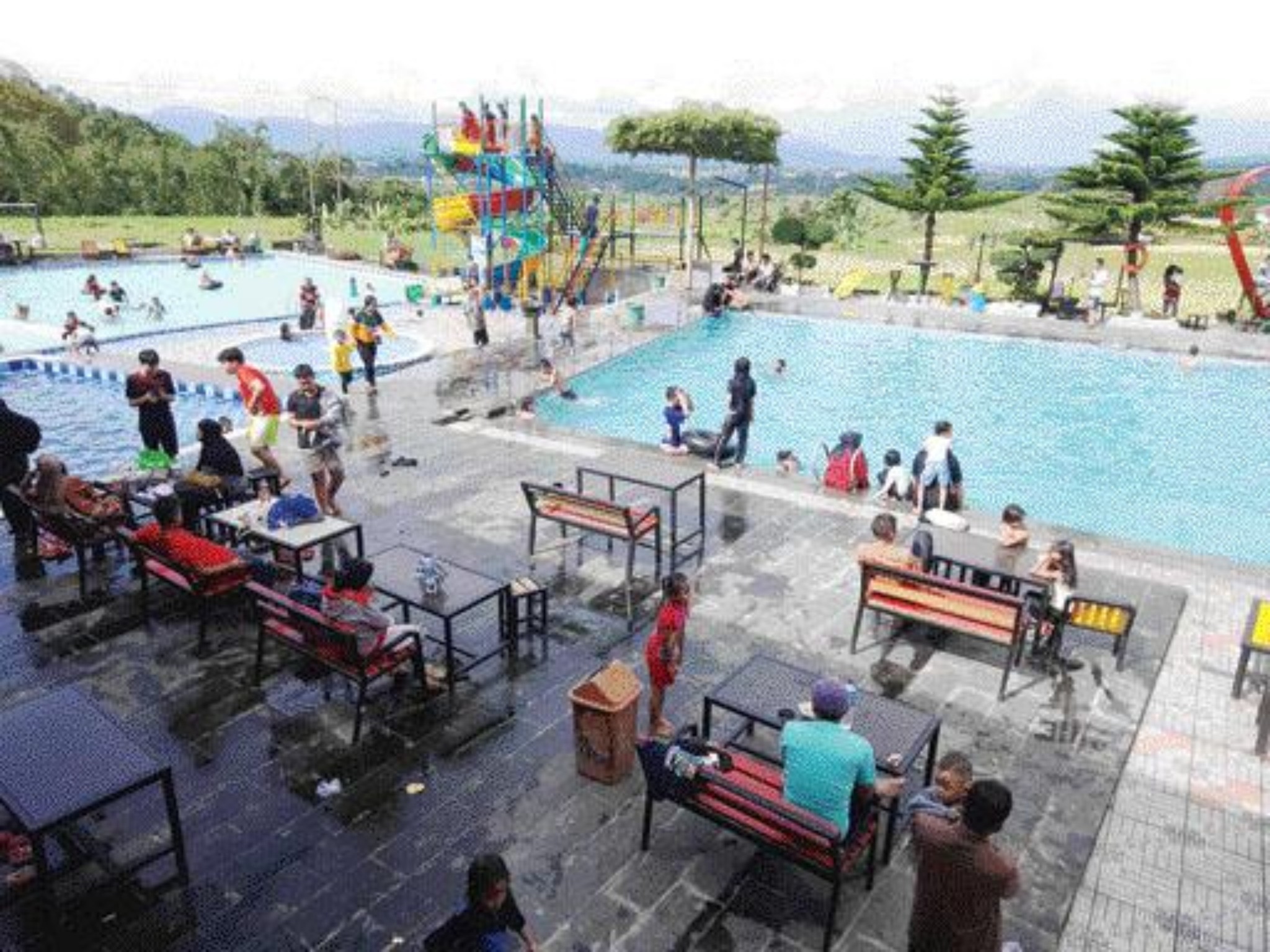 SEJUMLAH pengunjung menikmati kolam berenang di Tabek Mandi Sikabu.(RIAN AFDOL/PADEK)