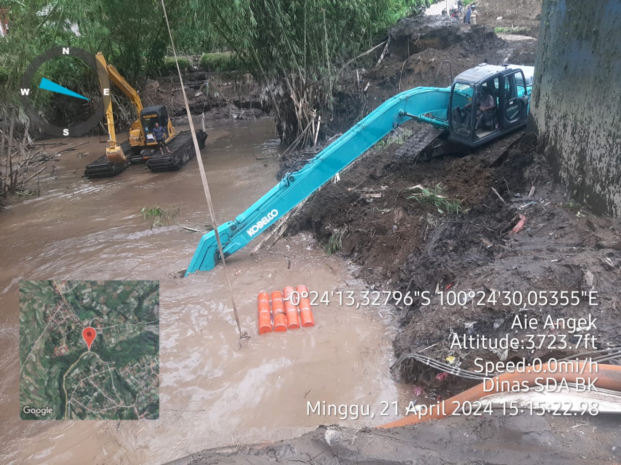 Para pekerja Balai Jalan dan Balai Sungai berhasil menembus gorong-gorong yang tersumbat di Kelok Hantu.(Foto: Balai Jalan Sumbar)