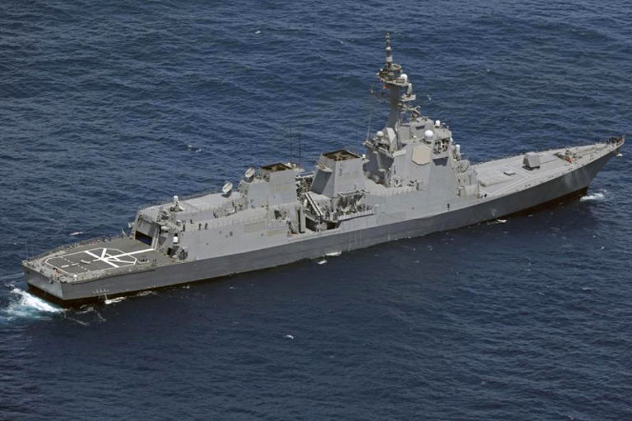 Sebuah kapal Pasukan Bela Diri Maritim Jepang melakukan operasi pencarian dan penyelamatan di lokasi dua helikopter JMSDF jatuh ke laut. (Foto: Reuters)