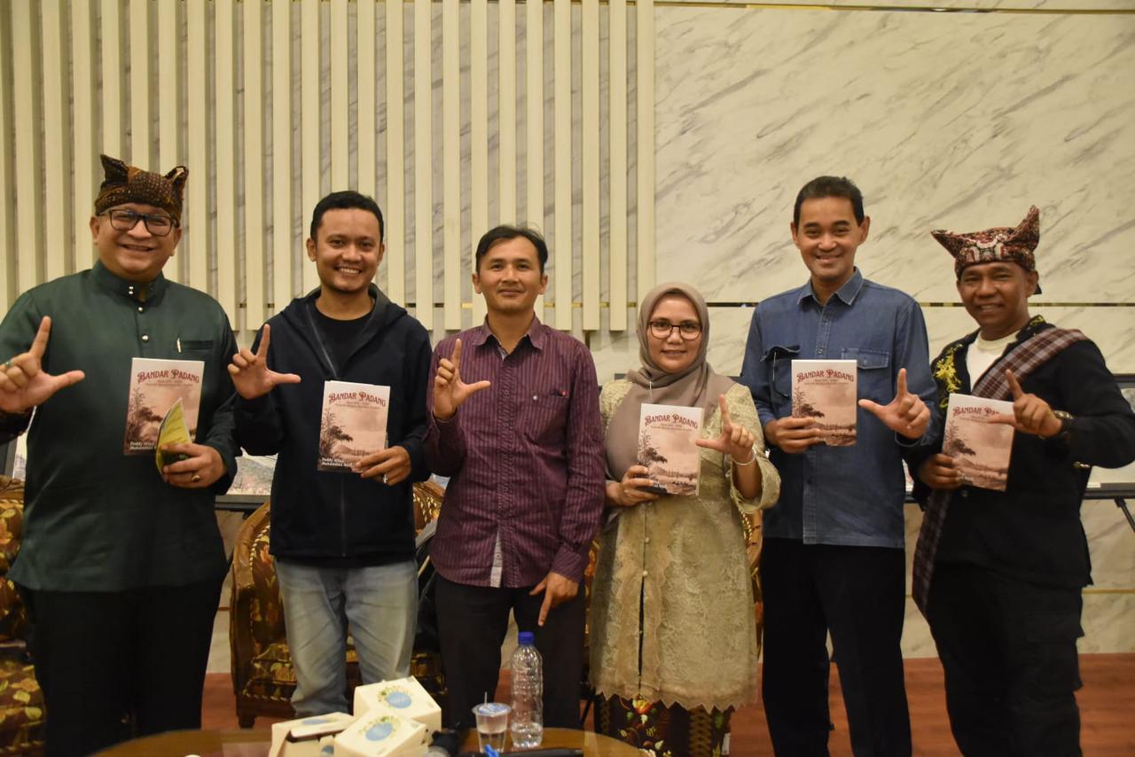 Sekko Padang Andree Algamar saat peluncuran buku historis Batang Arau di Museum Bank Indonesia, Sabtu (20/4). (DOK PROKOPIM PADANG)