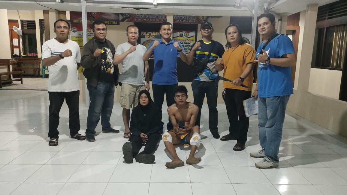 Pasangan suami istri pelaku jambret handphone tak berkutik saat diamankan tim Aligator Polsek Padang Utara, Minggu (21/4). (JEFRIMON/PADEK)
