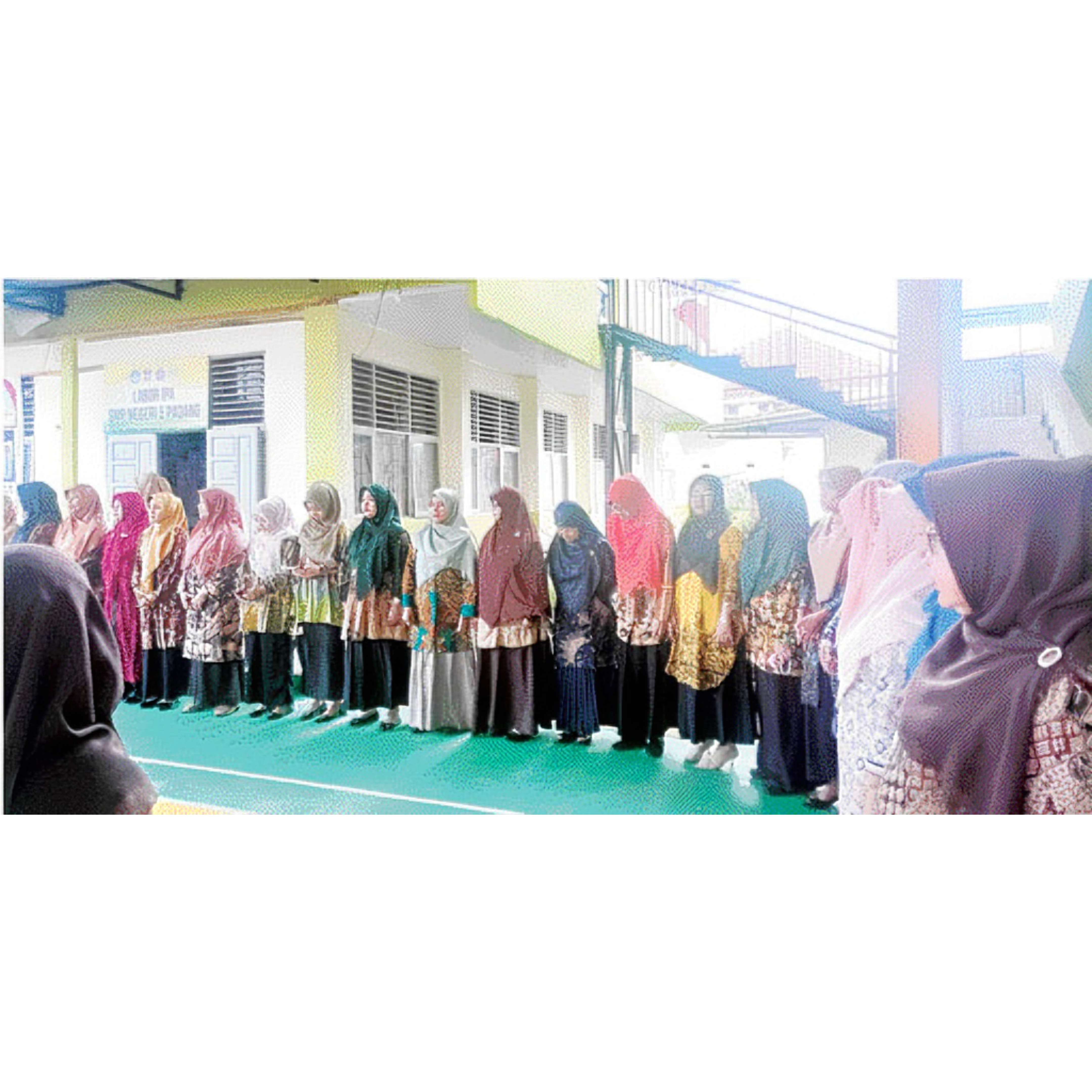 HANGAT: Suasana halalbihalal saat hari pertama masuk sekolah di SMPN 5 Padang.(TIM LAMAN GURU)