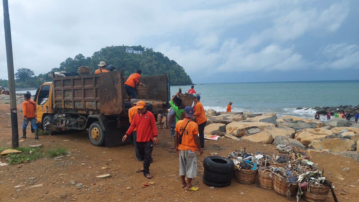 Petugas kebersihan Pemko Padang saat membersihkan sampah di kawasan Pantai Padang beberapa waktu lalu. (SY RIDWAN/PADEK)