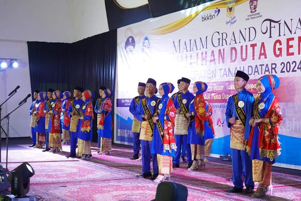 GENERASI: Malam Grand Final Duta GenRe Kabupaten Tanahdatar Tahun 2024 di Gedung Nasional Maharajo Dirajo Batusangkar, Sabtu (20/4) malam.(PEMKAB TANAHDATAR FOR PADEK)