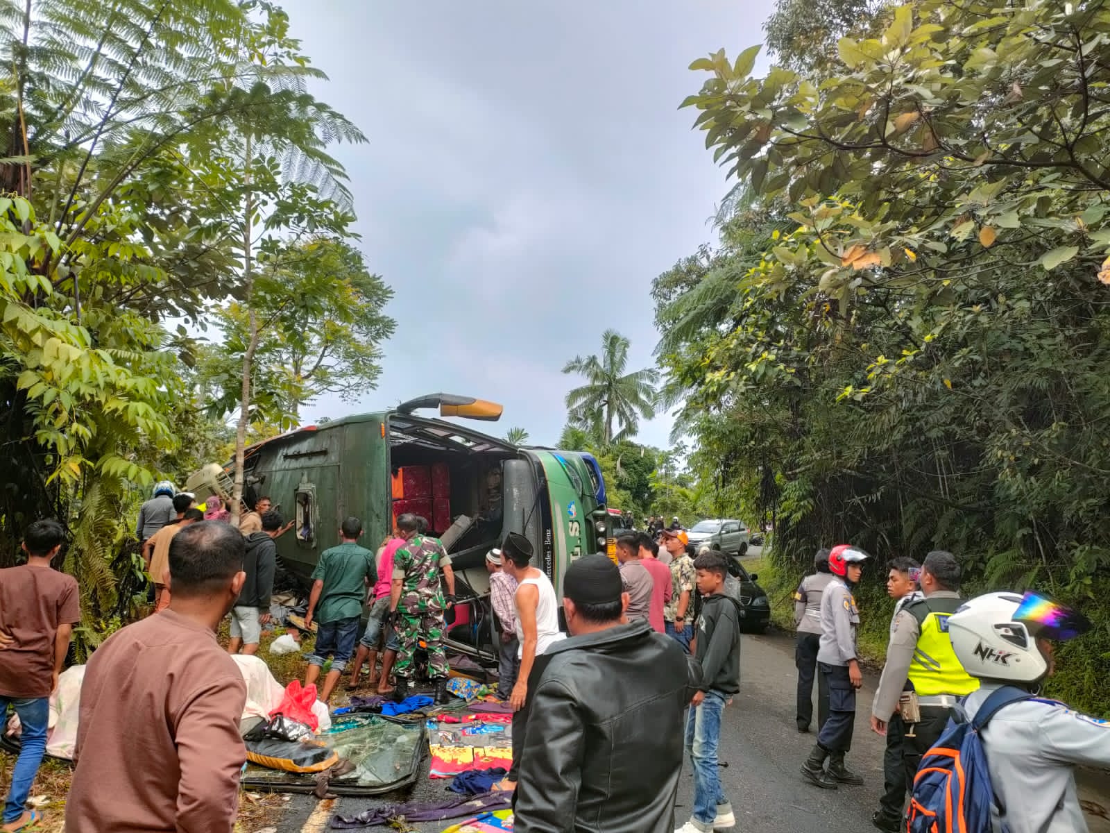 Kecelakaan AlS di di jalan Karak Pipia, Jorong Nyiur, Nagari Malalak Selatan, Kecamatan Malalak, Kabupaten Agam, Senin (15/4) yang lalu.(Rian/Padek)