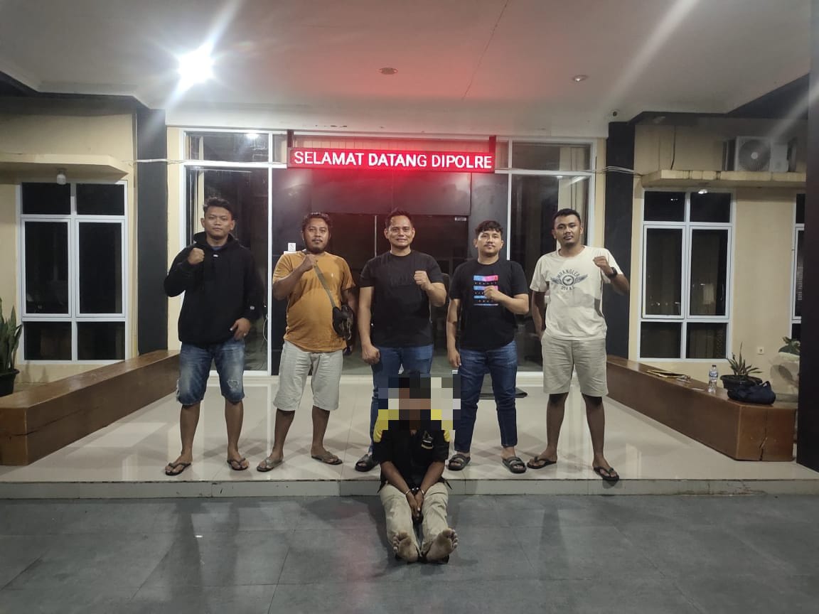 BEJAT: Unit Satreskrim Polres Dharmasraya mengamankan AR atas dugaan tindak pidana pencabulan terhadap anak tirinya di Mapolres Dharmasraya, Minggu (21/4) malam.(POLRES DHARMASRAYA FOR PADEK)