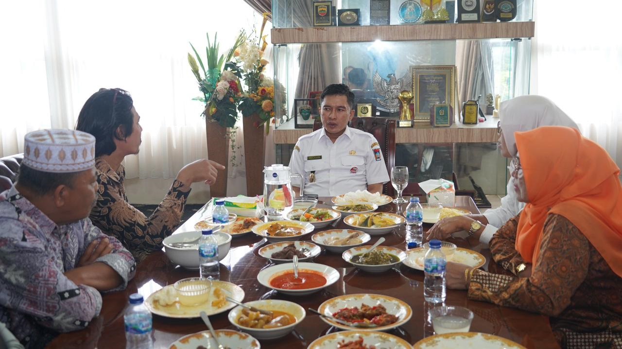 Wawako Padang menerima kedatangan FMPL Kelurahan Teluk Kabung Tengah, Kecamatan Bungus Teluk Kabung, Rabu (24/4) di Balaikota Padang. (DOK PROKOPIM PADANG)