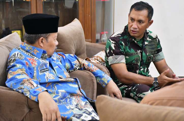 Bupati Agam Andri Warman menerima kunjungan Danlanud Sutan Sjahrir Kolonel Nav Sani Salman Nuryadin beserta Tim Aset TNI AU di Mess Pemkab Agam Belakang Balok, Bukittinggi, Selasa (23/4/2024).