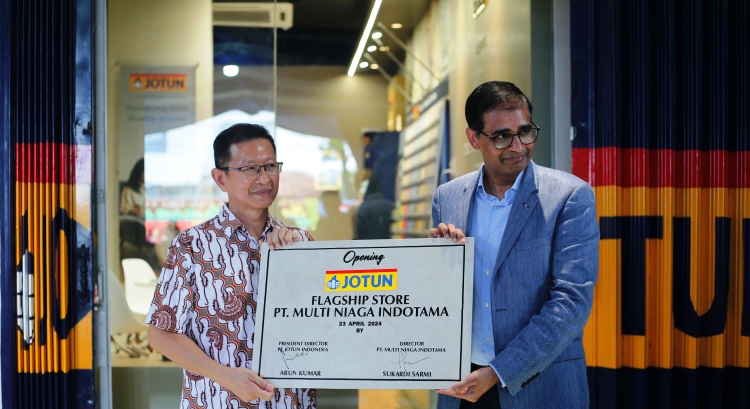 President Director PT Jotun Indonesia Arun Kumar bersama Direktur PT Multi Niaga Indotama Sukardi Sarmi, secara resmi meluncurkan Jotun Flagship Store pertama di Indonesia, Selasa (23/4) di Medan.