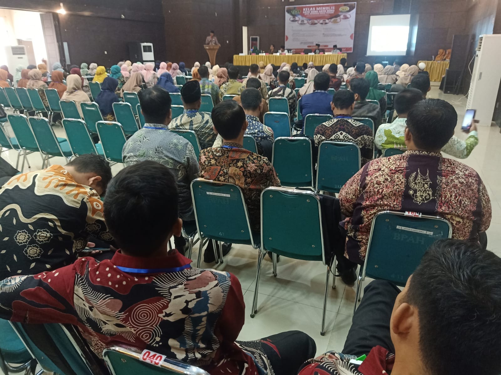 Para guru madrasah terlihat antusias mengikuti kelas menulis satu guru satu buku yang diselenggarakan KPPL Kota Padang di Asrama Haji Tabing, kemarin. (ZULKARNAINI/PADEK)