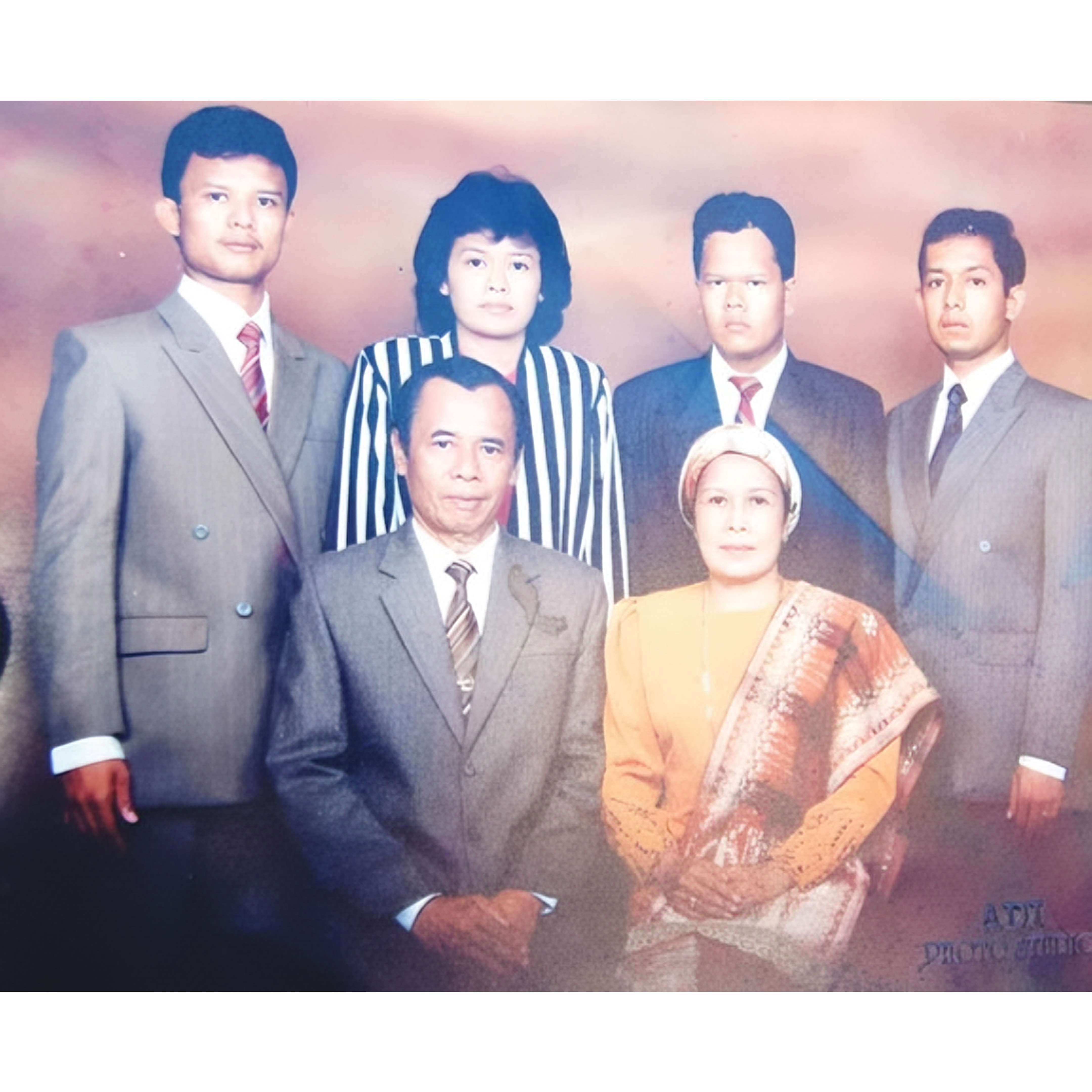 SEJARAH: Drs. Muzahar Muchtar Dt Siri Dirajo, bersama keluarga. Dia merupakan Wali Kota ketiga Payakumbuh, hasil Pilkada 1983.(DOKUMEN KELUARGA)