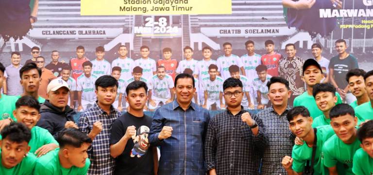 Sonny Budaya Putra bersama para pemain PSPP.