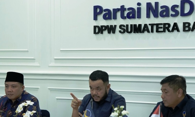 Bapilu Partai NasDem Sumbar Irwan Afriadi, Ketua DPW Nasdem Sumbar Fadly Amran, dan Sekretaris DPW NasDem Sumbar Ardian.