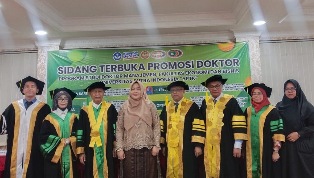 LULUS CUMLAUDE; Dr. Laynita Sari, SE, MM, Ak, CA bersama Promotor. (Foto: Jef Padek)