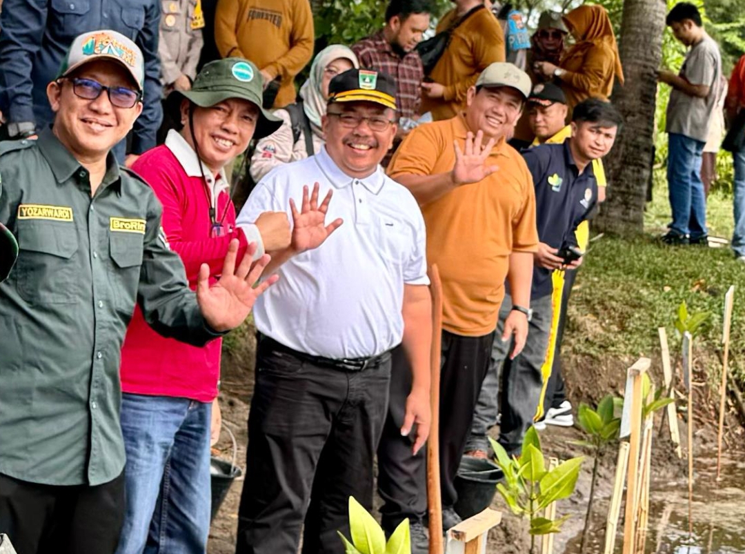 Penanaman mangrove serentak di Pantai Cinta, Pasir Jambak, Kelurahan Pasir Nan Tigo, Kecamatan Koto Tengah, Kota Padang. (Foto: Humas KLHK)