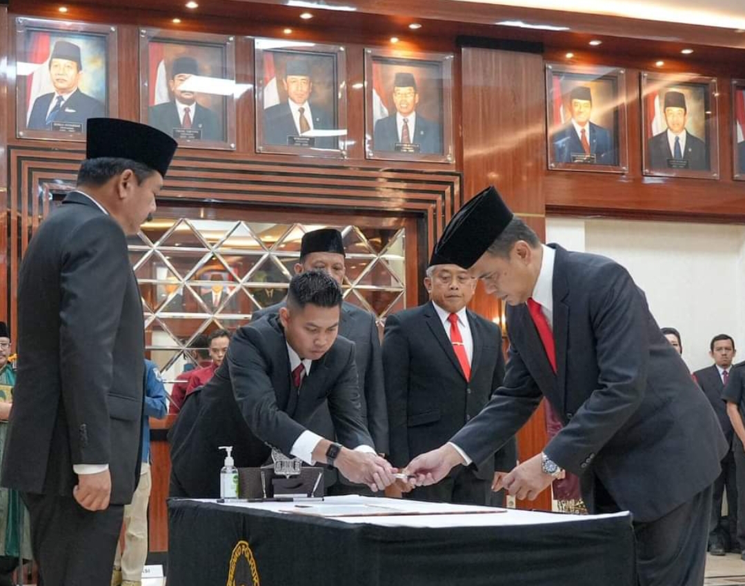 Menko Polhukam Marsekal TNI (Purn) Hadi Tjahjanto melantik Laksamana Madya (Laksdya) TNI Dr. T.S.N.B Hutabarat jadi Sesjen Wantannas. (Foto: Humas)