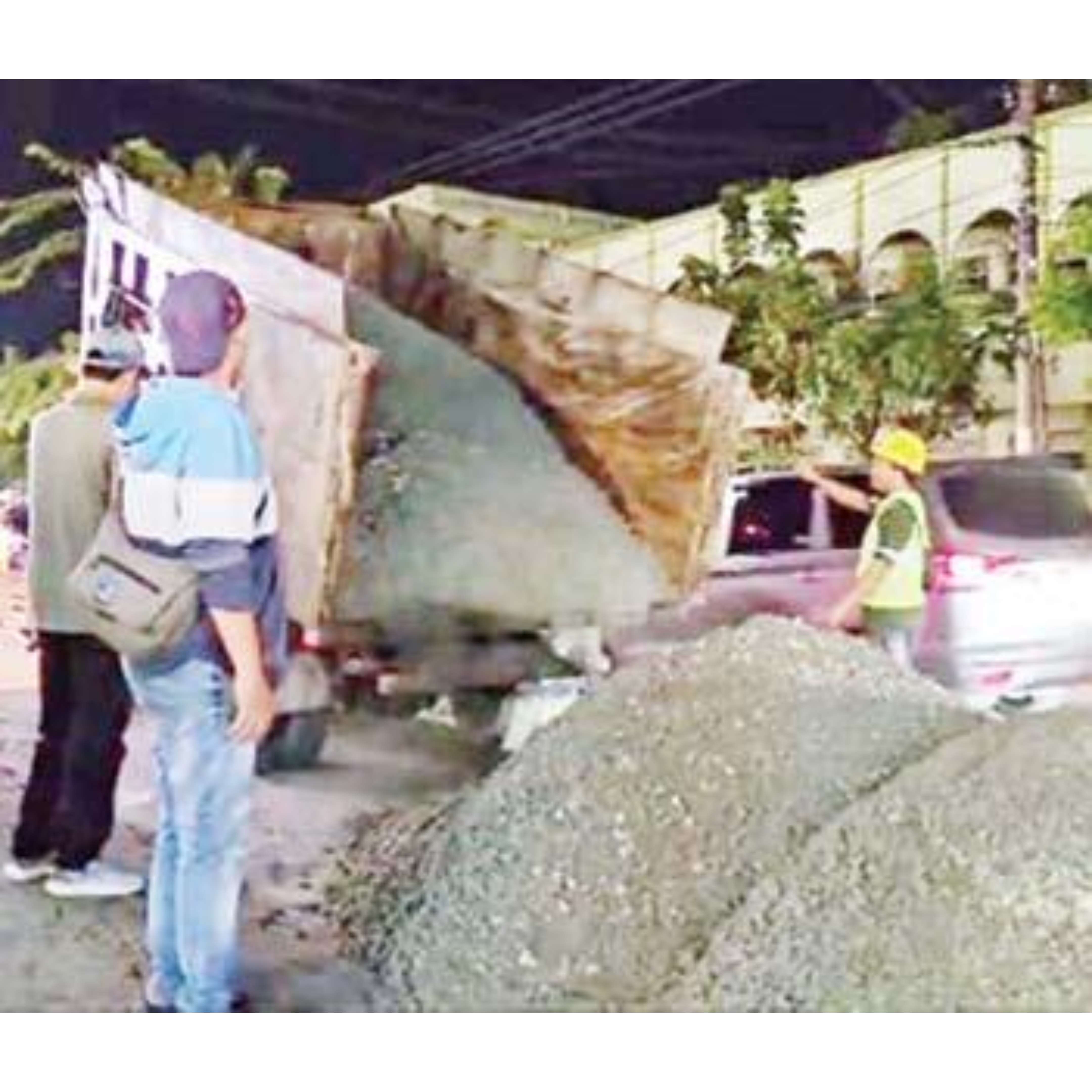 DIKEBUT: Pemerintah Provinsi (Pemprov) Riau mulai melakukan perbaikan Jalan Ahmad Yani Pekanbaru, Senin (22/4) malam.(DOK MC RIAU)