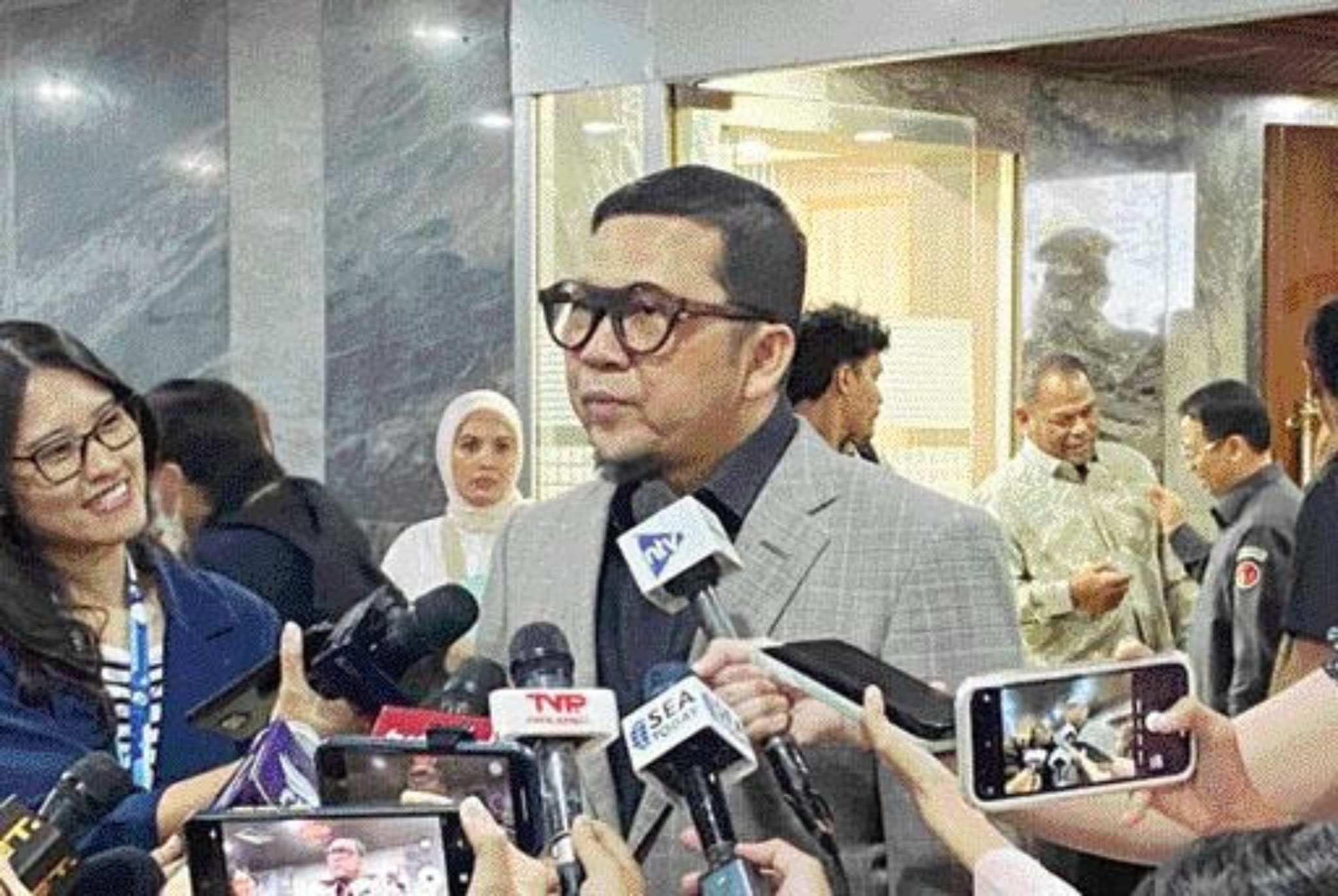 DIWAWANCARAI: Ketua Komisi II DPR sekaligus Waketum Partai Golkar, Ahmad Doli Kurnia Tandjung, kemarin. Ia berharap Golkar dapat kursi proporsional di kabinet Prabowo-Gibran.(JAWA POS)