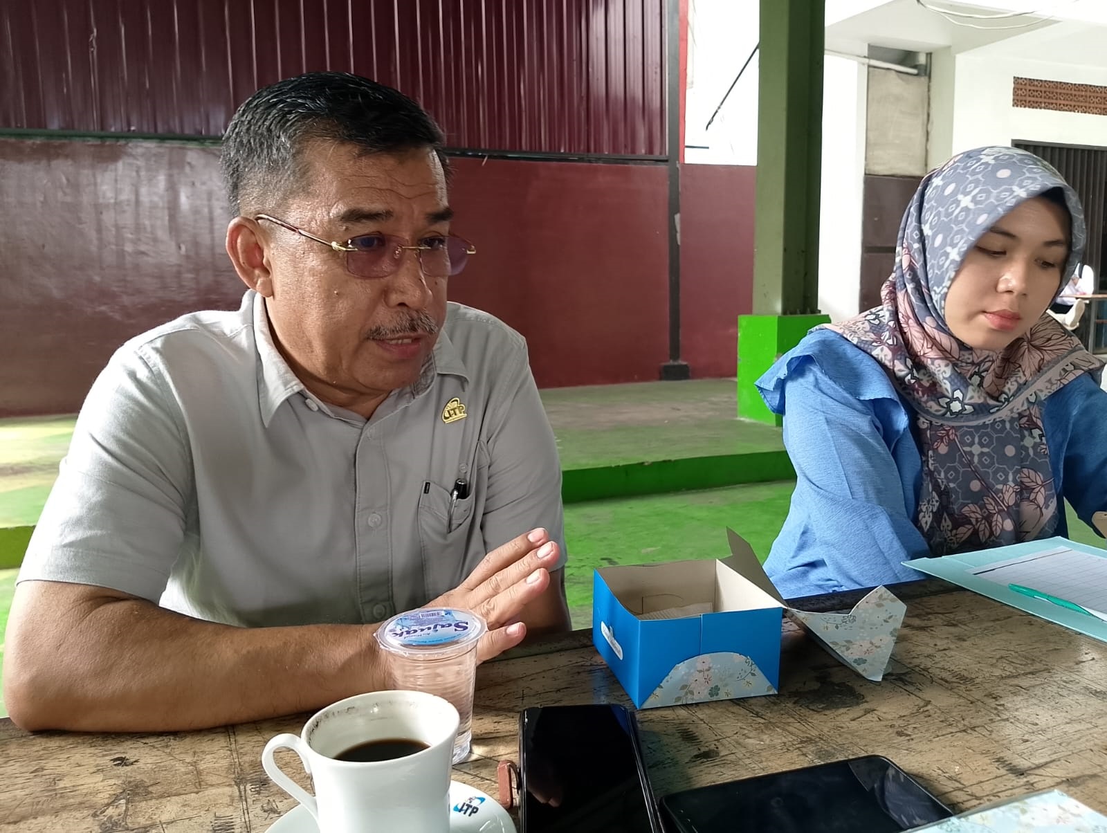 Rektor ITP Dr. Hendri Nofrianto memberikan keterangan kepada wartawan, Kamis (25/4). (ERI M/PADEK)