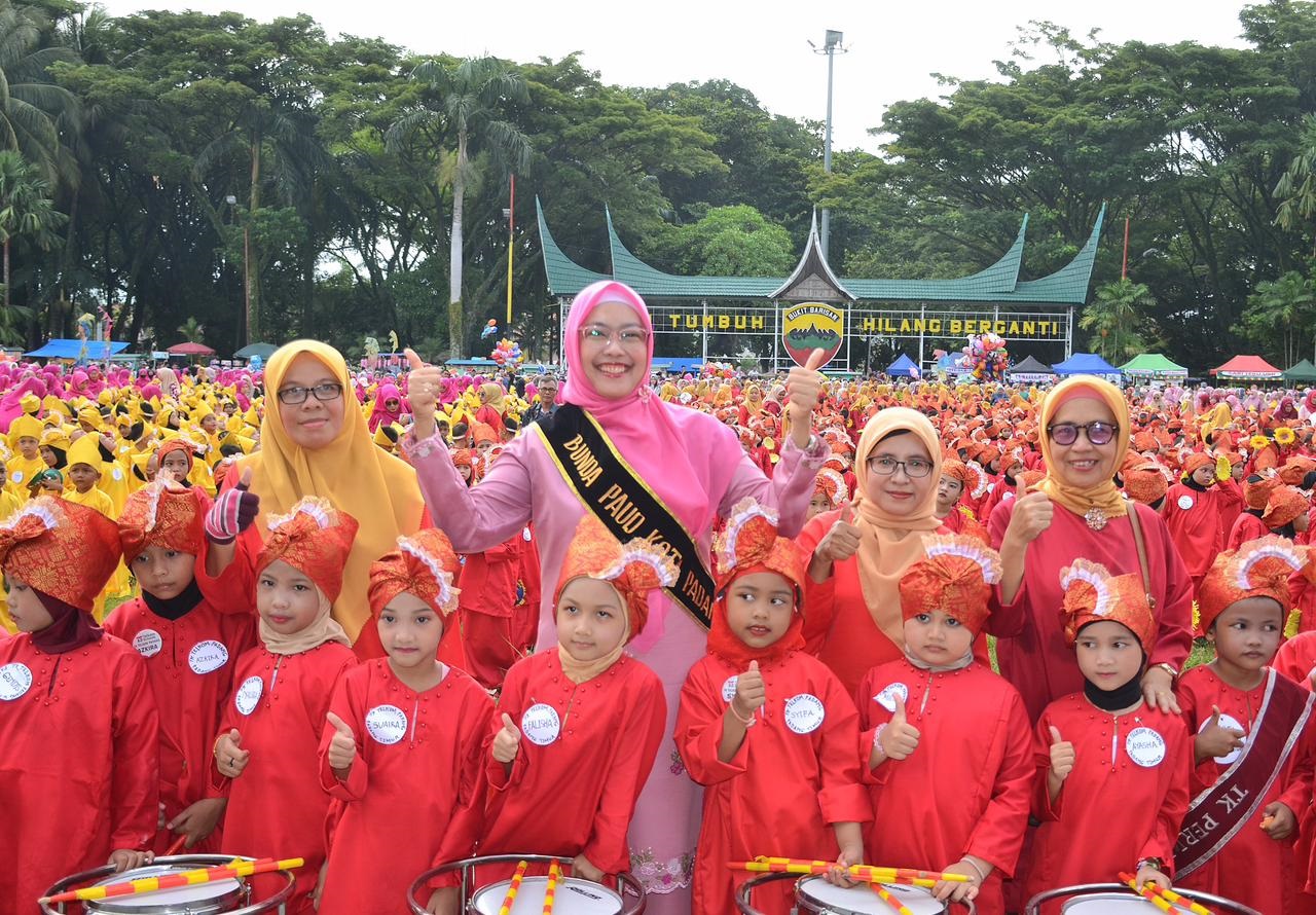 Bunda PAUD Kota Padang Genny Hendri bersama murid TK se-Kota Padang, Kamis (25/4) di Lapangan RTH Imam Bonjol Padang. (DOK PROKOPIM PADANG)