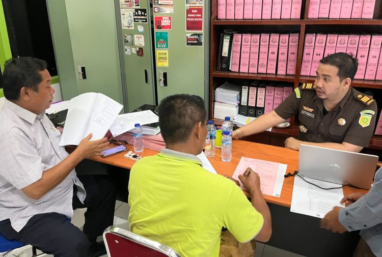 PENAHANAN: Oknum Wali Nagari Barung Barung Belantai Tengah, inisial AU (kanan) diperiksa sebelum dilakukan penahanan.(DOK HUMAS KEJARI PESISIR SELATAN)
