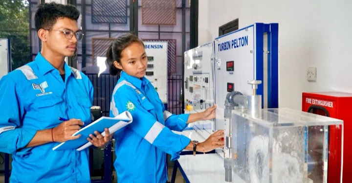 Mahasiswa Institut Teknologi PLN sedang melakukan pembelajaran di laboratorium kampus ITPLN.