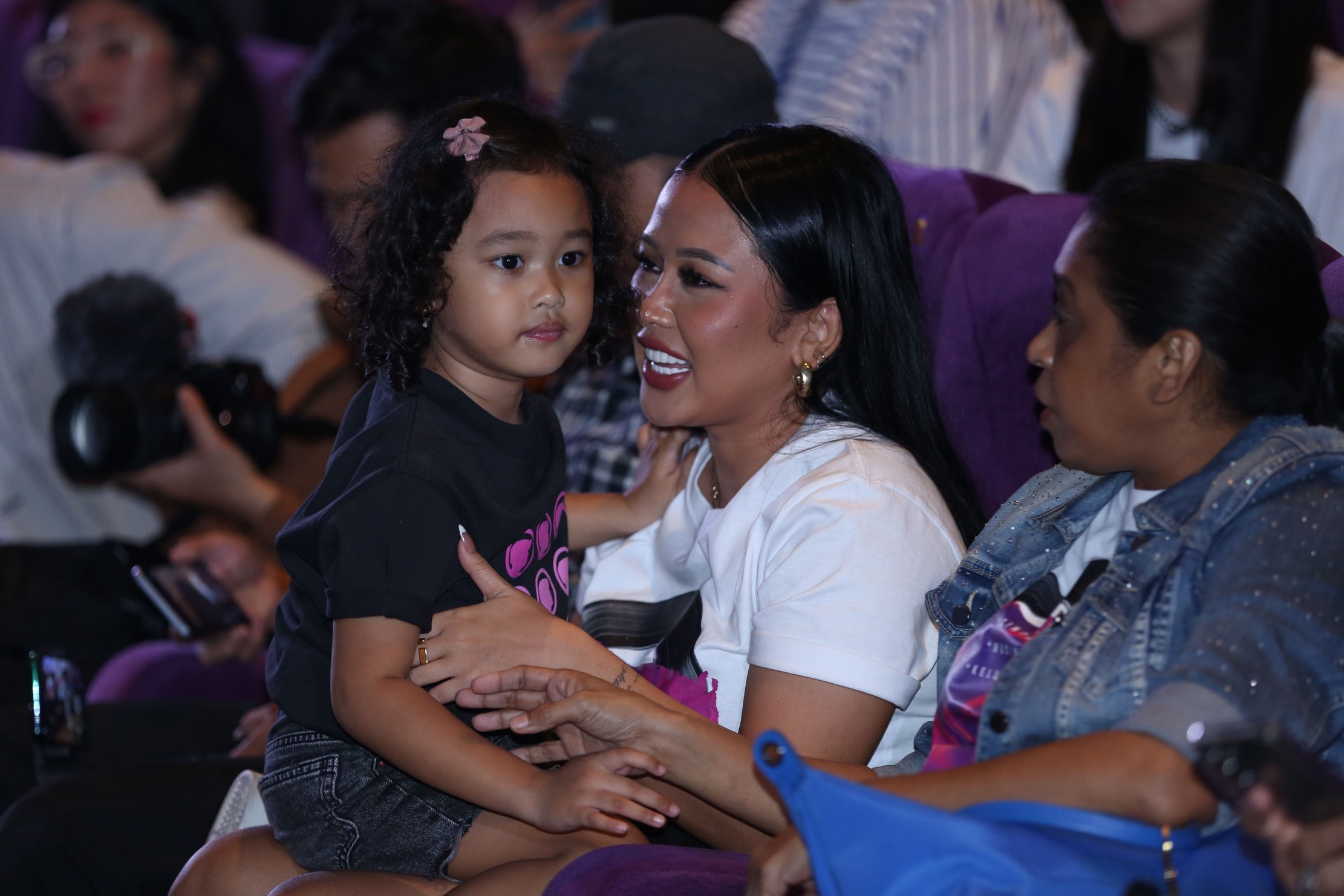 Istri mendiang Glenn Fredly Mutia-Ayu dan anaknya Gewa Atlana. (JPG)