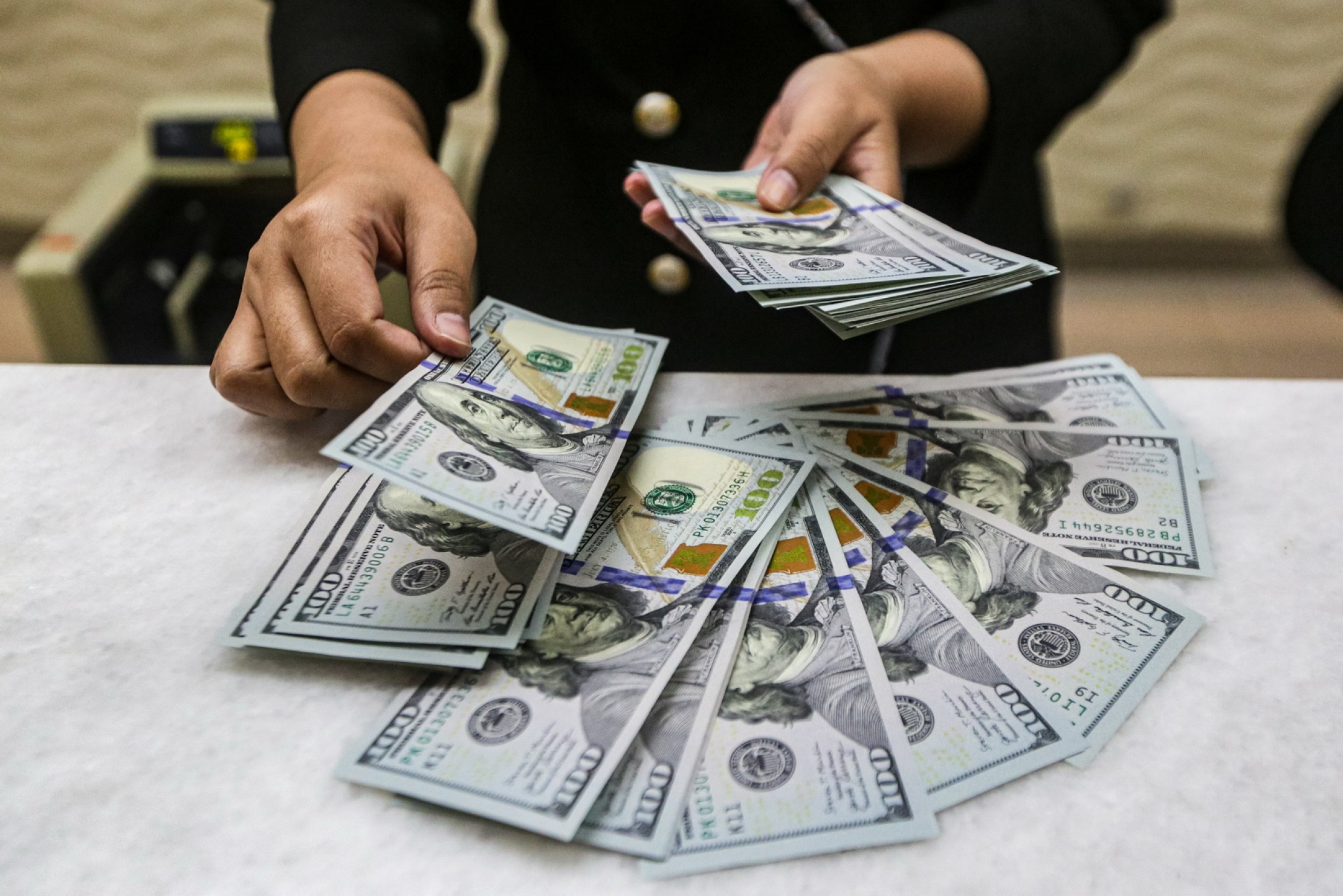Petugas menghitung mata uang dolar AS alias USD di salah satu gerai penukaran uang asing di Jakarta (17/4). Bank Indonesia terus mengarahkan kebijakannya untuk menjaga stabilitas rupiah. (SALMAN/JPG)