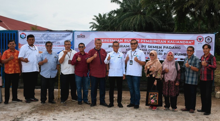 Direktur Utama PT Semen Padang Indrieffouny Indra (tengah) meresmikan nursery atau rumah pembibitan kaliandra merah di Kampus 1 Politeknik Pertanian Negeri (Politani) Payakumbuh (PPNP).