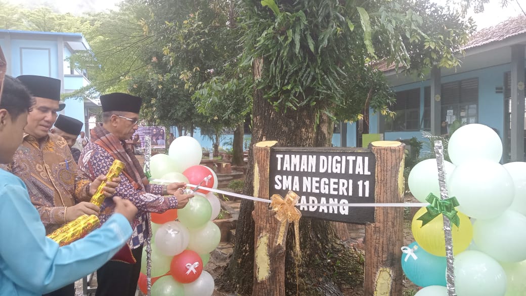 Kepala Disdik Provinsi Sumbar Barlius menggunting pita dalam peresmian Taman Digital dan PPID SMAN 11 Padang, kemarin. (DOK SMAN 11 PADANG)