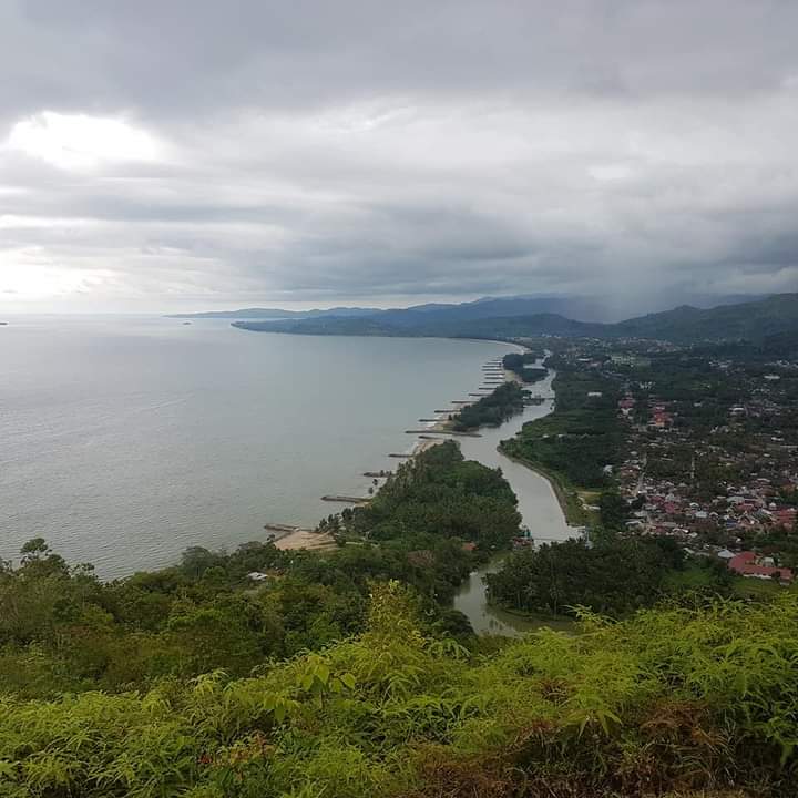 Pemandangan Pantai Salido dari atas Puncak Langkisau Painan. (YONI SYAFRIZAL/PADEK)
