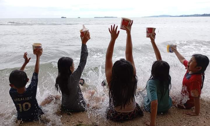 Sejumlah anak-anak saat bersantai di bibir Pantai Salido, Kabupaten Pesisir Selatan. (DOK FEBRUWATI SISKA FOR PADEK)