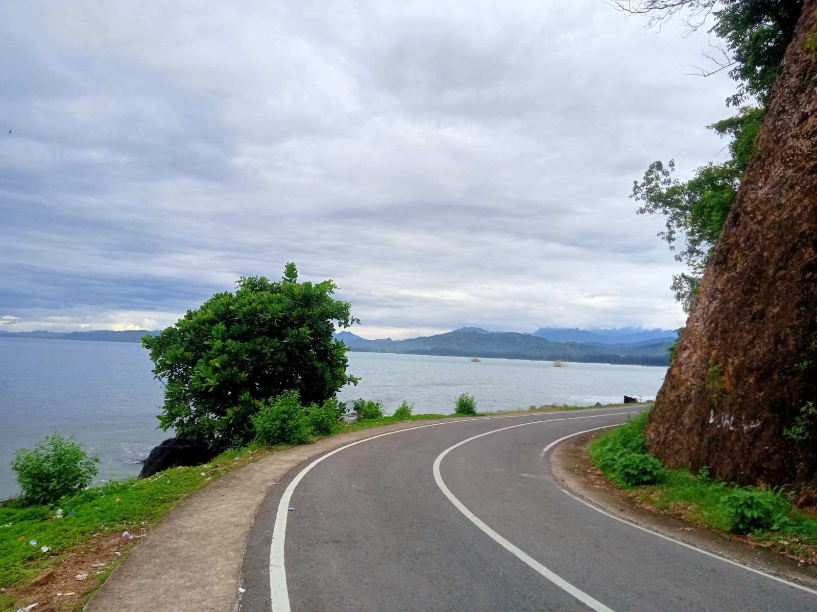Salah satu akses jalan menuju Pantai salido yang memberikan pemandangan indah kepada para pengunjung. (YONI SYAFRIZAL/PADEK)