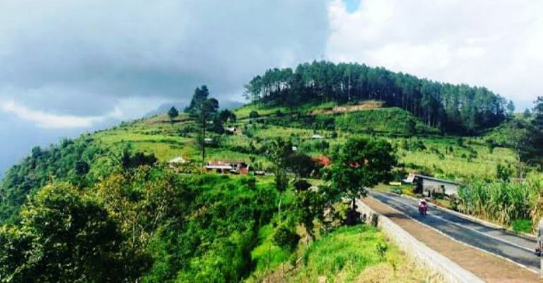 Desa Wisata Lawang berada di dataran tinggi di Kabupaten Agam, Sumatera Barat.