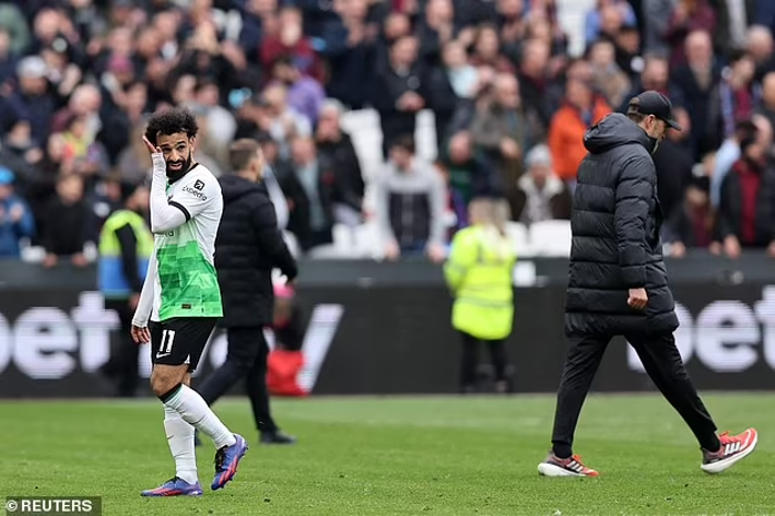 Mohamed Salah berjalan lurus menuju terowongan ruang ganti saat berpapasan dengan Jurgen Klopp di lapangan. (Foto: Reuters)