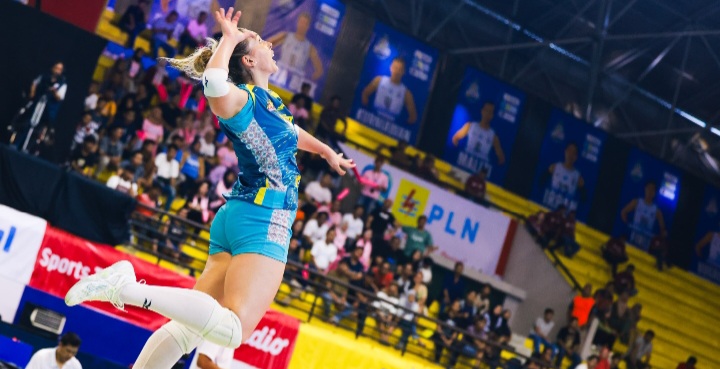 Pemain asing Jakarta Electric PLN asal Italia Indre Sorokaite saat melakukan jump serve pada ajang PLN Mobile Proliga 2024.